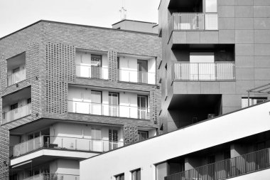 Modern apartmanlar. Modern bir apartman cephe. Siyah ve beyaz.