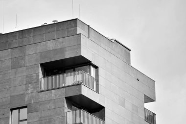 Modern apartmanlar. Modern bir apartman cephe. Siyah ve beyaz.