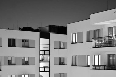 Geceleri apartmanın dış cephesi. Siyah beyaz.