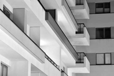 Geceleri apartmanın dış cephesi. Siyah beyaz.