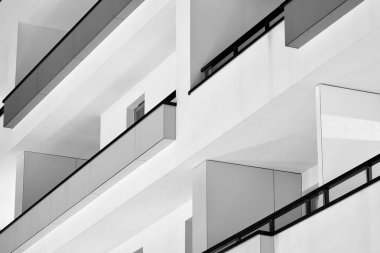 Geceleri apartmanın dış cephesi. Siyah beyaz.