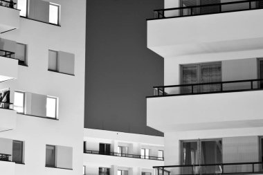 Geceleri apartmanın dış cephesi. Siyah beyaz.