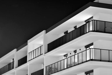 Geceleri apartmanın dış cephesi. Siyah beyaz.