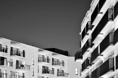 Geceleri apartmanın dış cephesi. Siyah beyaz.