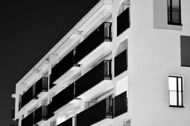 Geceleri apartmanın dış cephesi. Siyah beyaz.