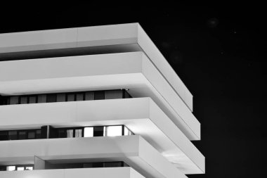 Geceleri apartmanın dış cephesi. Siyah beyaz.