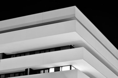 Geceleri apartmanın dış cephesi. Siyah beyaz.