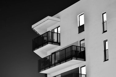Geceleri apartmanın dış cephesi. Siyah beyaz.