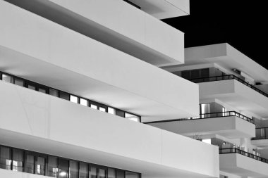 Geceleri apartmanın dış cephesi. Siyah beyaz.