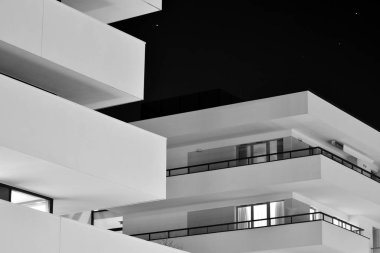 Geceleri apartmanın dış cephesi. Siyah beyaz.