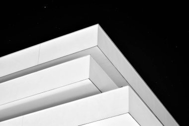 Geceleri apartmanın dış cephesi. Siyah beyaz.