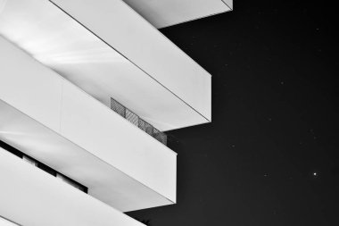 Geceleri apartmanın dış cephesi. Siyah beyaz.