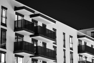 Geceleri apartmanın dış cephesi. Siyah beyaz.