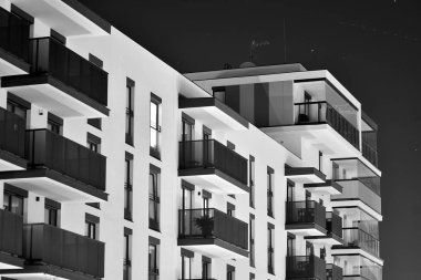 Geceleri apartmanın dış cephesi. Siyah beyaz.