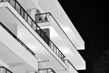 Geceleri apartmanın dış cephesi. Siyah beyaz.