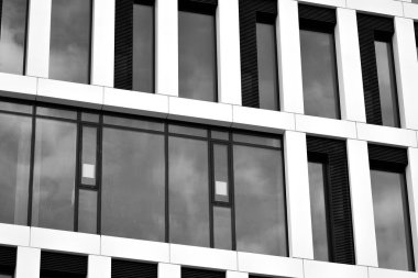 Modern ofis binası cephe parçası. Cam duvar soyut tekstürlü dış. Siyah ve beyaz.