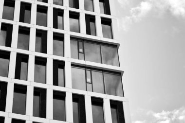 Modern ofis binası cephe parçası. Cam duvar soyut tekstürlü dış. Siyah ve beyaz.