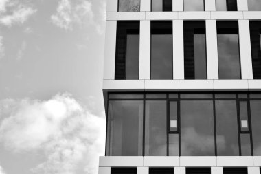 Modern ofis binası cephe parçası. Cam duvar soyut tekstürlü dış. Siyah ve beyaz.
