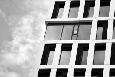 Modern ofis binası cephe parçası. Cam duvar soyut tekstürlü dış. Siyah ve beyaz.