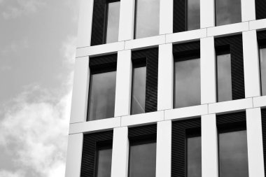 Modern ofis binası cephe parçası. Cam duvar soyut tekstürlü dış. Siyah ve beyaz.