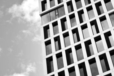 Modern ofis binası cephe parçası. Cam duvar soyut tekstürlü dış. Siyah ve beyaz.