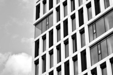 Modern ofis binası cephe parçası. Cam duvar soyut tekstürlü dış. Siyah ve beyaz.