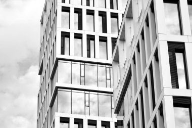 Modern ofis binası cephe parçası. Cam duvar soyut tekstürlü dış. Siyah ve beyaz.