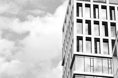 Modern ofis binası cephe parçası. Cam duvar soyut tekstürlü dış. Siyah ve beyaz.