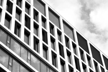 Modern ofis binası cephe parçası. Cam duvar soyut tekstürlü dış. Siyah ve beyaz.