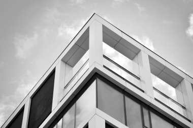 Modern ofis binası cephe parçası. Cam duvar soyut tekstürlü dış. Siyah ve beyaz.