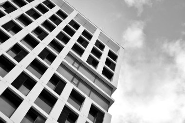 Modern ofis binası cephe parçası. Cam duvar soyut tekstürlü dış. Siyah ve beyaz.