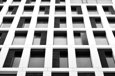 Modern ofis binası cephe parçası. Cam duvar soyut tekstürlü dış. Siyah ve beyaz.