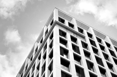 Modern ofis binası cephe parçası. Cam duvar soyut tekstürlü dış. Siyah ve beyaz.