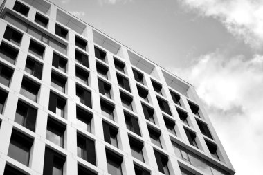 Modern ofis binası cephe parçası. Cam duvar soyut tekstürlü dış. Siyah ve beyaz.