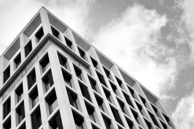 Modern ofis binası cephe parçası. Cam duvar soyut tekstürlü dış. Siyah ve beyaz.