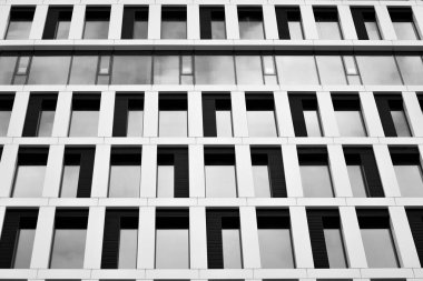 Modern ofis binası cephe parçası. Cam duvar soyut tekstürlü dış. Siyah ve beyaz.