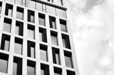 Modern ofis binası cephe parçası. Cam duvar soyut tekstürlü dış. Siyah ve beyaz.