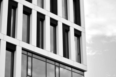 Modern ofis binası cephe parçası. Cam duvar soyut tekstürlü dış. Siyah ve beyaz.
