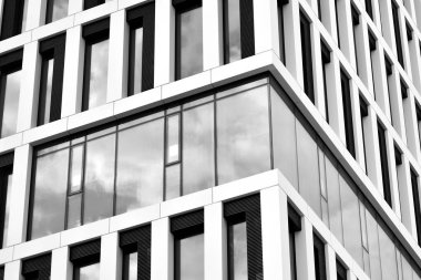 Modern ofis binası cephe parçası. Cam duvar soyut tekstürlü dış. Siyah ve beyaz.