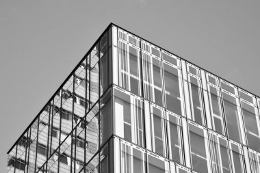 Modern ofis binası cephe parçası. Cam duvar soyut tekstürlü dış. Siyah ve beyaz.