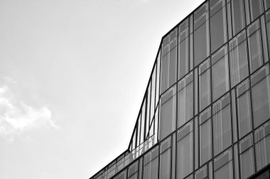 Modern ofis binası cephe parçası. Cam duvar soyut tekstürlü dış. Siyah ve beyaz.