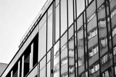 Modern ofis binası cephe parçası. Cam duvar soyut tekstürlü dış. Siyah ve beyaz.