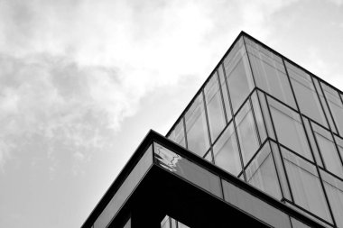 Modern ofis binası cephe parçası. Cam duvar soyut tekstürlü dış. Siyah ve beyaz.
