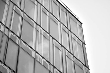 Cam duvarlar bir ofis binası - iş geçmişi. Siyah ve beyaz.