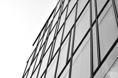 Cam duvarlar bir ofis binası - iş geçmişi. Siyah ve beyaz.