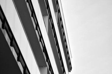 Modern apartmanlar. Modern bir apartman cephe. Siyah ve beyaz.