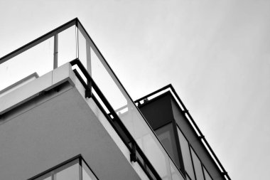 Modern apartmanlar. Modern bir apartman cephe. Siyah ve beyaz.