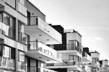 Modern apartmanlar. Modern bir apartman cephe. Siyah ve beyaz.