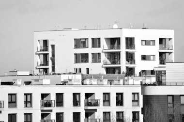 Modern apartmanlar. Modern bir apartman cephe. Siyah ve beyaz.