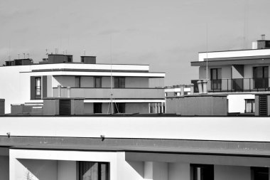 Modern apartmanlar. Modern bir apartman cephe. Siyah ve beyaz.